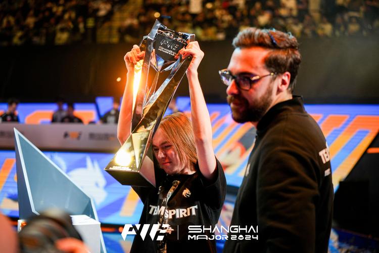 这太不科学了！ Puff 被踢出局，节奏失控。老贼和炮台爆炸，皇家蓝队率先拿到赛点