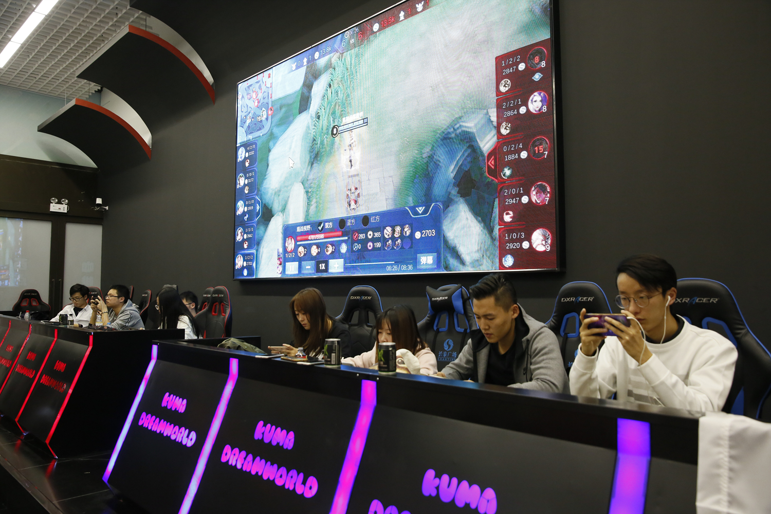 一起打开香槟吧！ Jee 的狙击手三杀白色菜单，突破B点， TyLoo 战胜NAVI赢得第一张地图